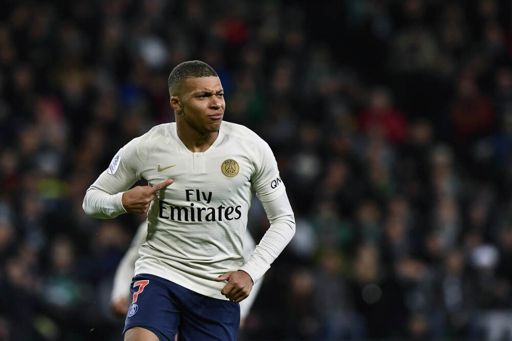 迎接圣诞节！特拉普与超模未婚妻高难度瑜伽动作秀恩爱